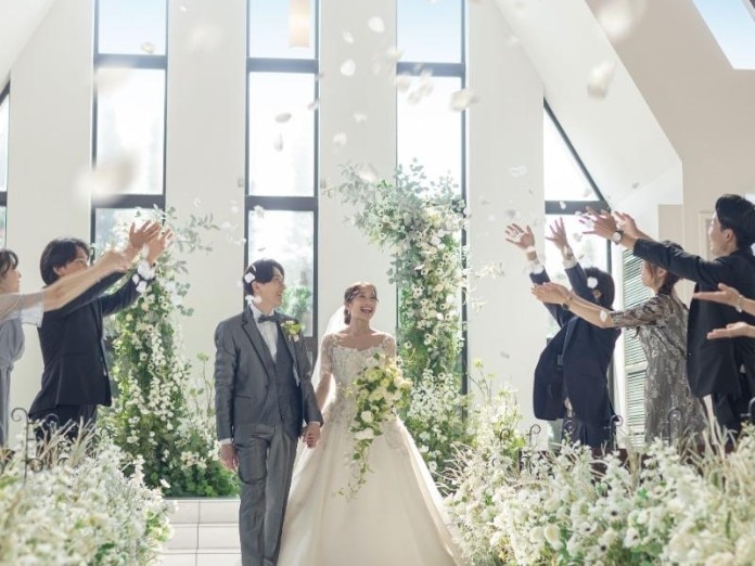 明るい自然光の中の結婚式
